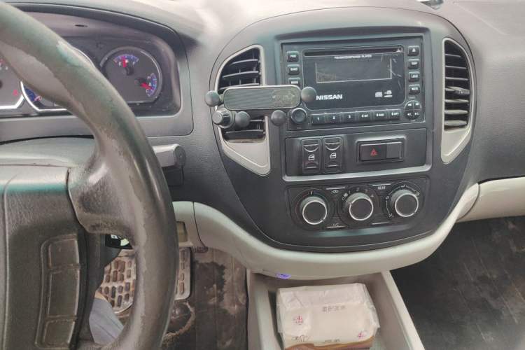 Used FORTHING Lingzhi 2017 V3 1.5L 5-Seater Special Offer Model Audio And AC Panel