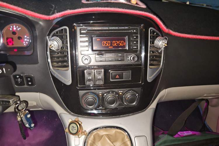 Used FORTHING Lingzhi 2017 M3L 2.0L 7-Seater Comfort Model Audio And AC Panel