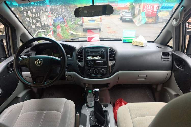 Used FORTHING Lingzhi 2017 V3 1.5L 7-Seater Comfort Model Center Console