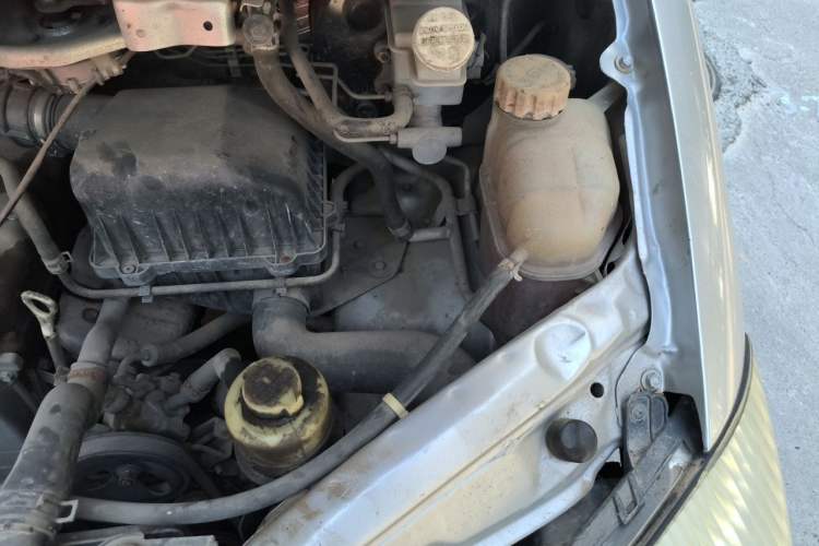 Used FORTHING Lingzhi 2017 M3L 1.6L 9-Seater Comfort Model Engine Bay Left