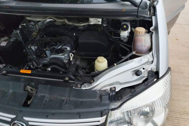 Used FORTHING Lingzhi 2017 M3L 1.6L 7-Seater Comfort Model Engine Bay Left