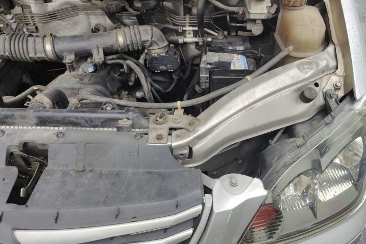 Used FORTHING Lingzhi 2017 V3 1.5L 5-Seater Special Offer Model Engine Bay Left