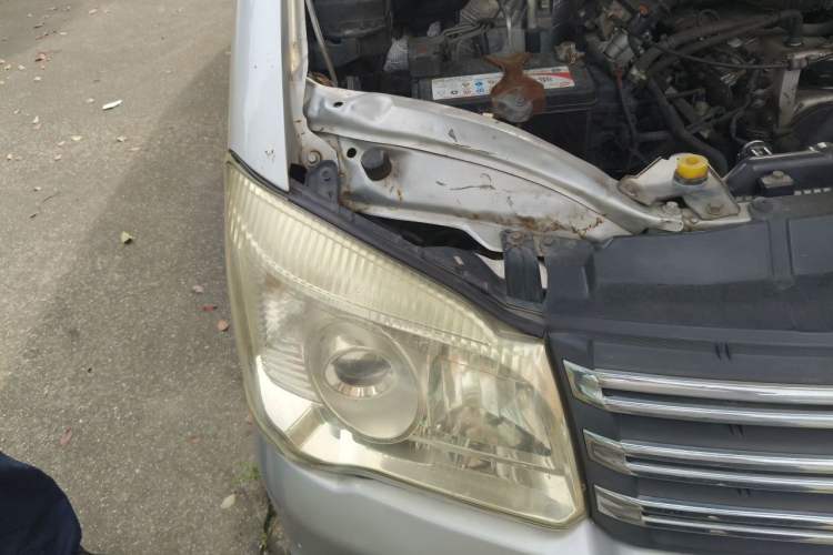 Used FORTHING Lingzhi 2017 V3 1.5L 7-seater Standard Model Engine Bay Right