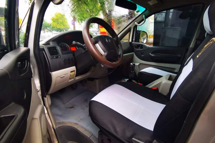 Used FORTHING Lingzhi 2017 M3L 1.6L 7-Seater Comfort Model Interior 2