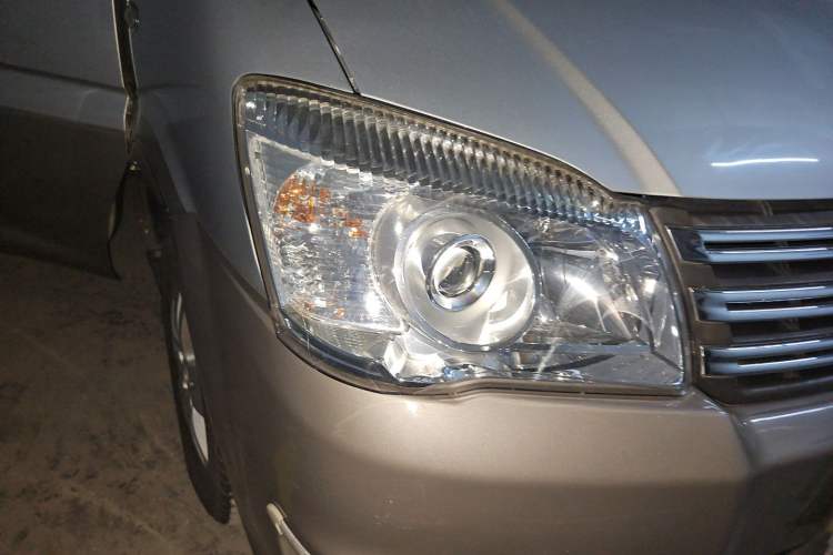 Used FORTHING Lingzhi 2017 M3L 2.0L 7-Seater Comfort Model Right Front Headlight
