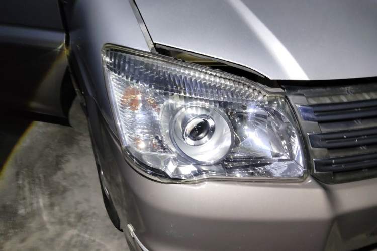 Used FORTHING Lingzhi 2017 M3L 2.0L 7-Seater Comfort Model Right Front Headlight