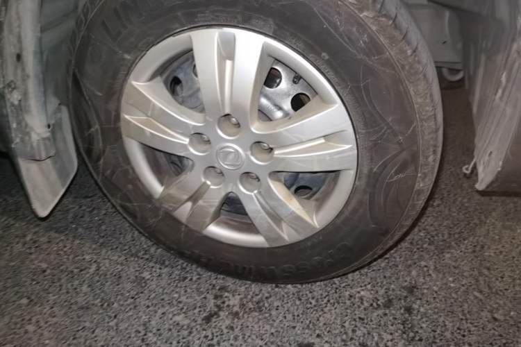 Used FORTHING Lingzhi 2017 Restyled M3L 1.6L 7-Seater Comfort Version Right Front Wheel Hub