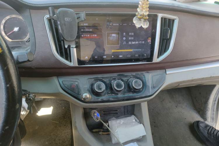 Used FORTHING Lingzhi 2017 M5L 1.6L 7-Seater Comfort Model Audio And AC Panel