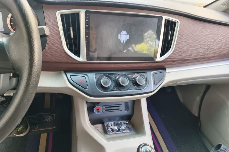 Used FORTHING Lingzhi 2017 M5L 1.6L 7-Seater Comfort Model Audio And AC Panel
