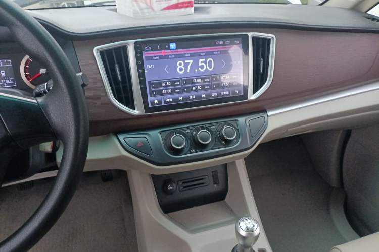 Used FORTHING Lingzhi 2017 M5L 1.6L 7-Seater Comfort Model Audio And AC Panel
