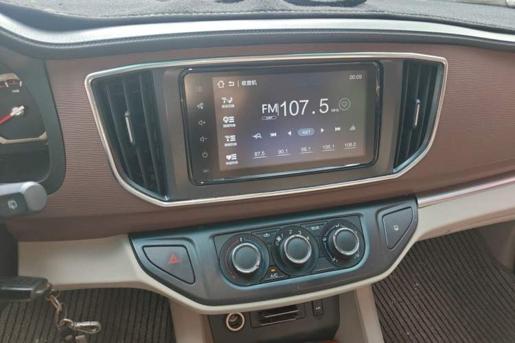 Used FORTHING Lingzhi 2017 M5 1.6L Luxury Model Audio And AC Panel