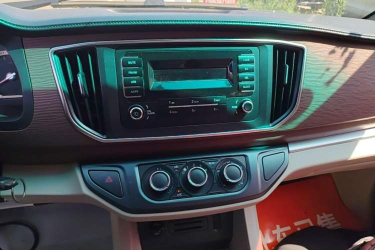 Used FORTHING Lingzhi 2017 M5L 1.6L 7-Seater Standard Model Audio And AC Panel