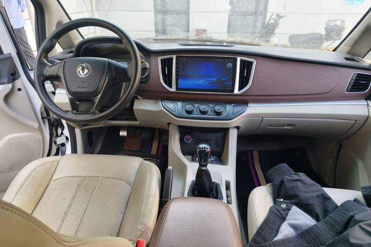 Used FORTHING Lingzhi 2017 M5L 1.6L 7-Seater Comfort Model Center Console