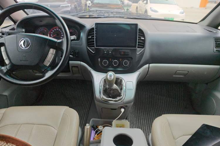 Used FORTHING Lingzhi 2017 M3L 2.0L 7-Seater Comfort Model Center Console