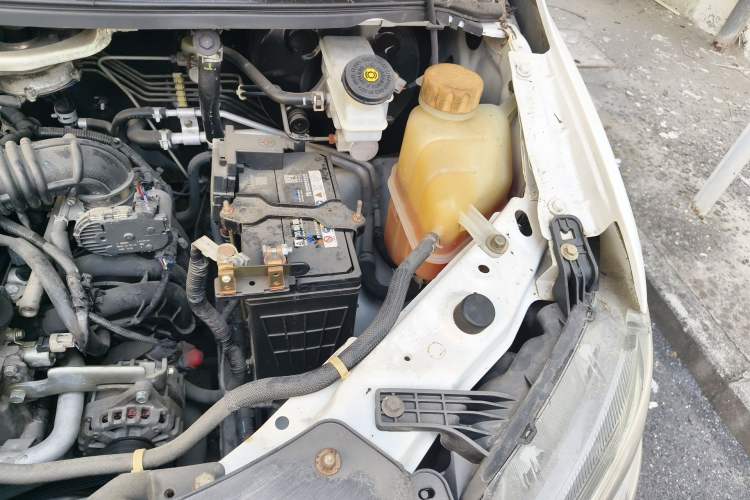 Used FORTHING Lingzhi 2017 M5L 1.6L 7-Seater Comfort Model Engine Bay Left