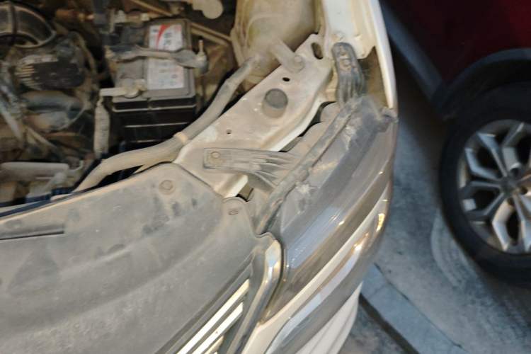 Used FORTHING Lingzhi 2017 M5L 1.6L 7-Seater Standard Model Engine Bay Left