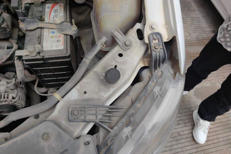 Used FORTHING Lingzhi 2017 M5L 1.6L 7-Seater Standard Model Engine Bay Left
