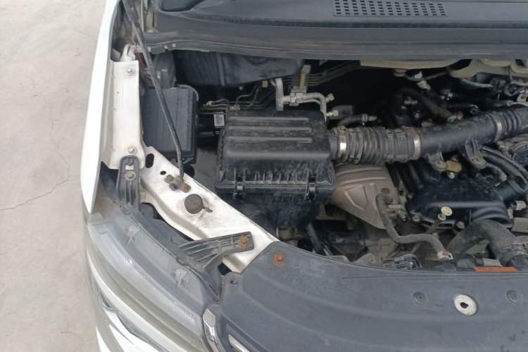 Used FORTHING Lingzhi 2017 M5L 1.6L 7-Seater Comfort Model Engine Bay Right