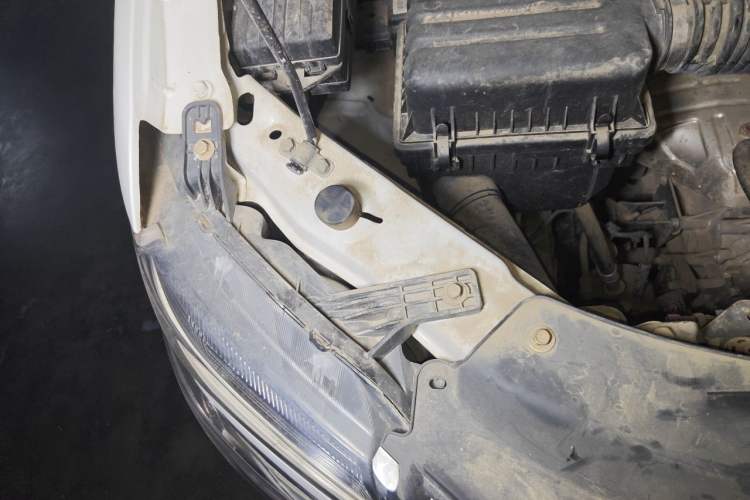 Used FORTHING Lingzhi 2017 M5L 1.6L 7-Seater Comfort Model Engine Bay Right
