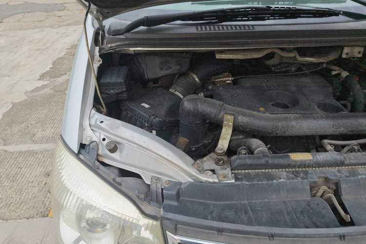 Used FORTHING Lingzhi 2017 M3L 2.0L 7-Seater Comfort Model Engine Bay Right