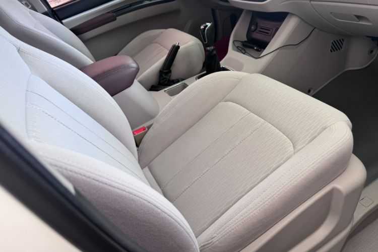 Used FORTHING Lingzhi 2017 M5L 1.6L 7-Seater Standard Model Interior 8