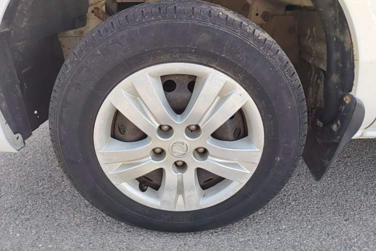 Used FORTHING Lingzhi 2017 M5L 1.6L 7-Seater Standard Model Left Front Wheel Hub
