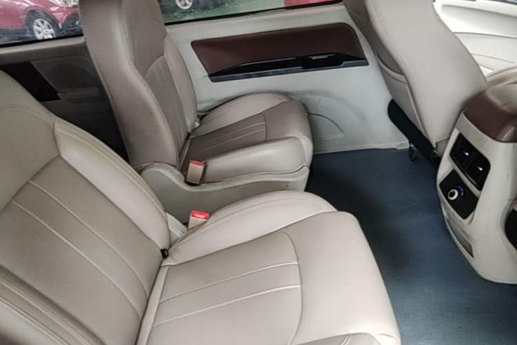 Used FORTHING Lingzhi 2017 M5L 1.6L 7-Seater Comfort Model Left Rear Seat