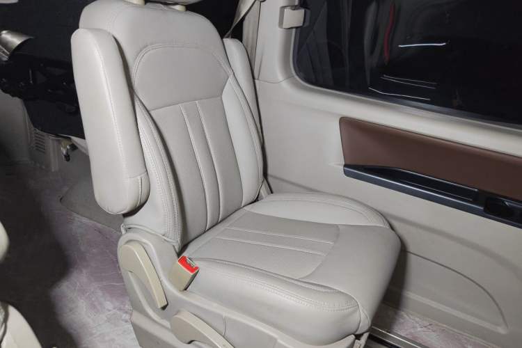 Used FORTHING Lingzhi 2017 M5L 1.6L 7-Seater Comfort Model Left Rear Seat