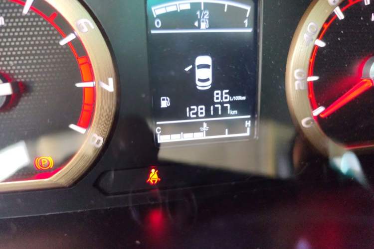 Used FORTHING Lingzhi 2017 M5L 1.6L 7-Seater Comfort Model Odometer Close Up