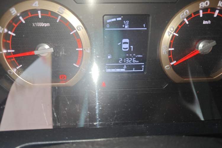 Used FORTHING Lingzhi 2017 M5 1.6L Standard Model Odometer Close Up