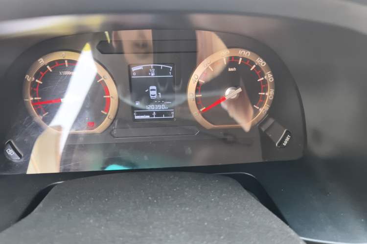 Used FORTHING Lingzhi 2017 M5L 1.6L 7-Seater Comfort Model Odometer Close Up