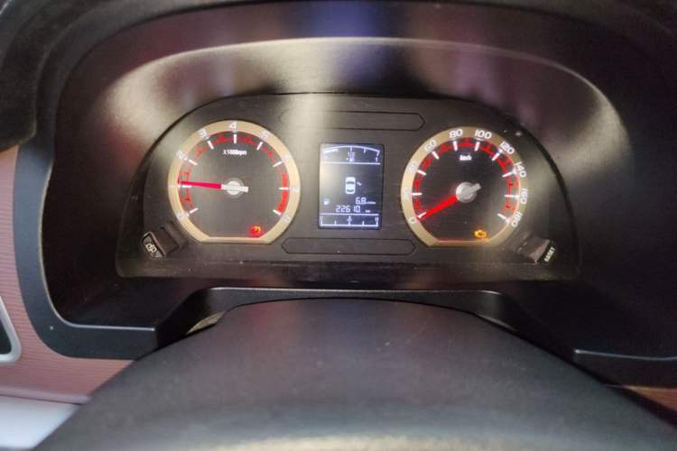 Used FORTHING Lingzhi 2017 M5L 1.6L 7-Seater Standard Model Odometer Close Up