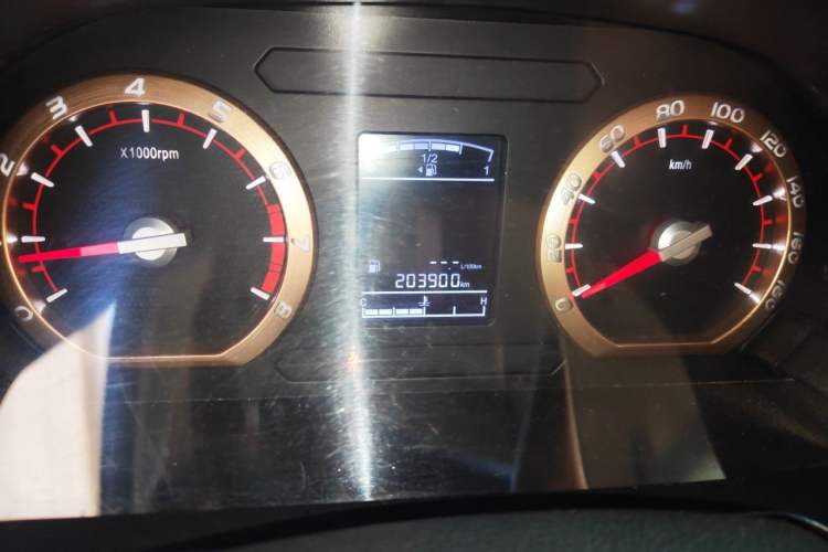 Used FORTHING Lingzhi 2017 M5 1.6L Standard Model Odometer Close Up