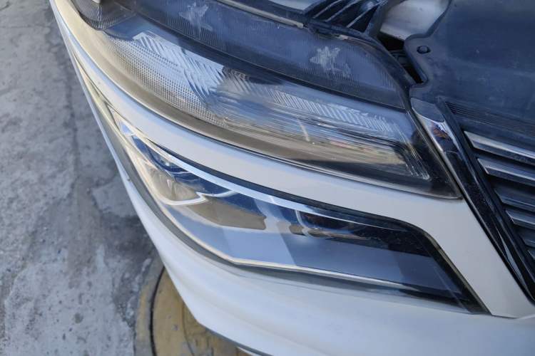 Used FORTHING Lingzhi 2017 M5L 1.6L 7-Seater Comfort Model Right Front Headlight
