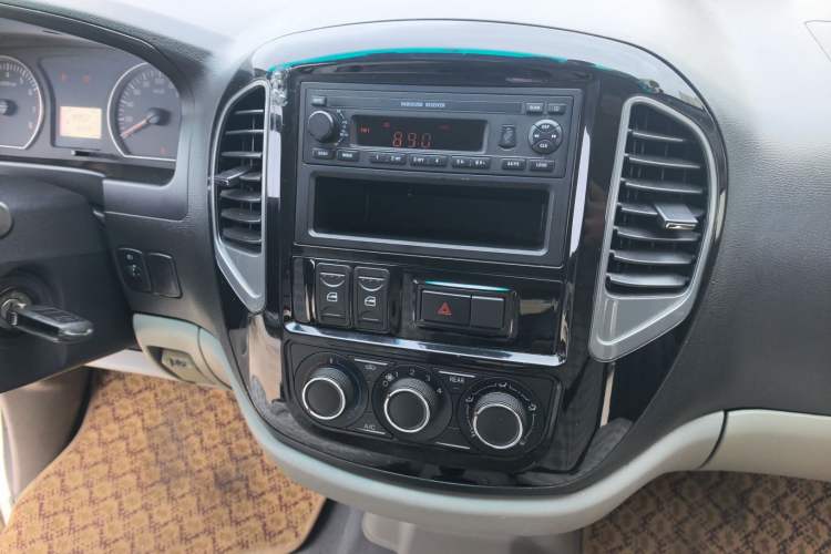 Used FORTHING Lingzhi 2017 M3L 1.6L 7-Seater Comfort Model Audio And AC Panel