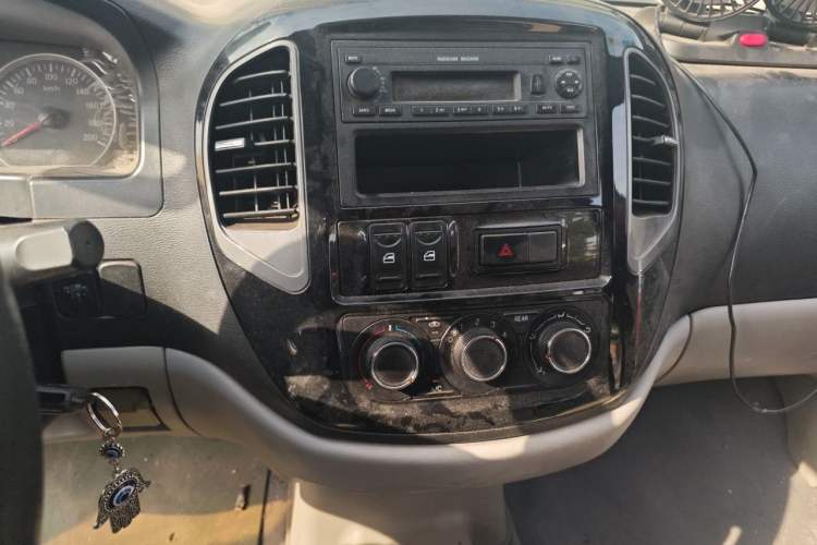 Used FORTHING Lingzhi 2017 M3L 1.6L 7-Seater Comfort Model Audio And AC Panel