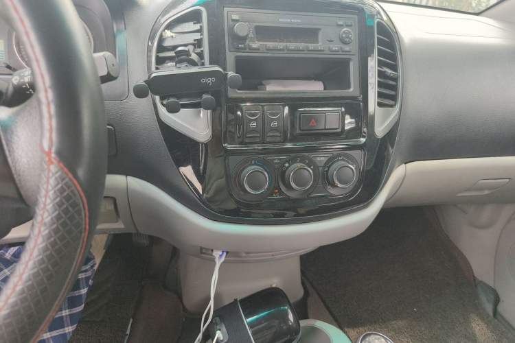 Used FORTHING Lingzhi 2017 Restyled M3L 1.6L 7-Seater Comfort Version Audio And AC Panel