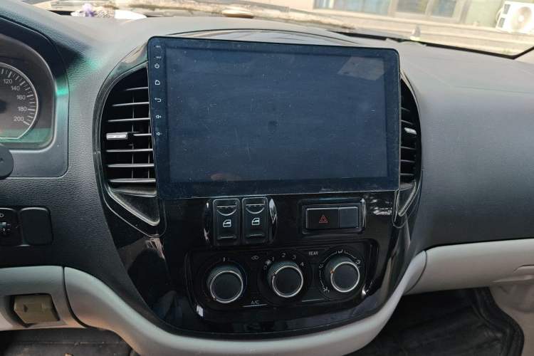 Used FORTHING Lingzhi 2017 Restyled M3L 1.6L 7-Seater Comfort Version Audio And AC Panel