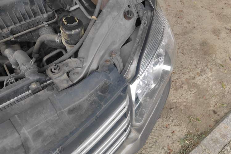 Used FORTHING Lingzhi 2017 M3L 1.6L 7-Seater Standard Model Engine Bay Left