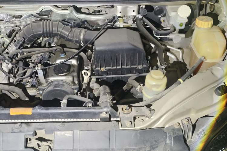 Used FORTHING Lingzhi 2017 M3L 1.6L 7-Seater Comfort Model Engine Bay Left