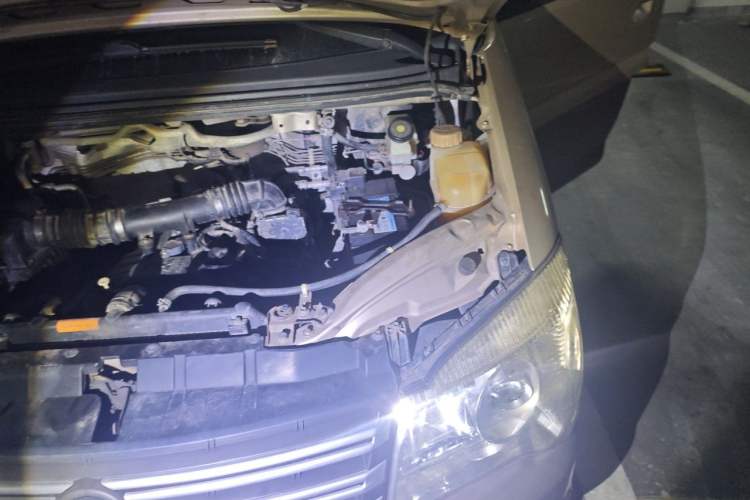 Used FORTHING Lingzhi 2017 M5L 1.6L 7-Seater Comfort Model Engine Bay Left