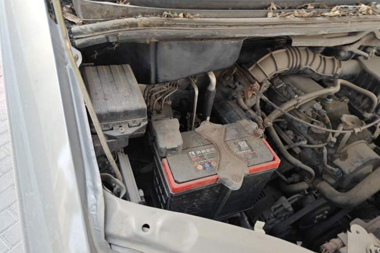 Used FORTHING Lingzhi 2017 V3 1.5L 7-seater Standard Model Engine Bay Right