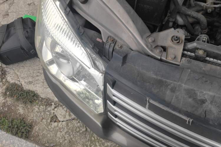 Used FORTHING Lingzhi 2017 M3L 1.6L 7-Seater Standard Model Engine Bay Right
