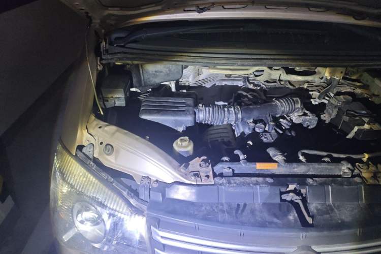 Used FORTHING Lingzhi 2017 M5L 1.6L 7-Seater Comfort Model Engine Bay Right