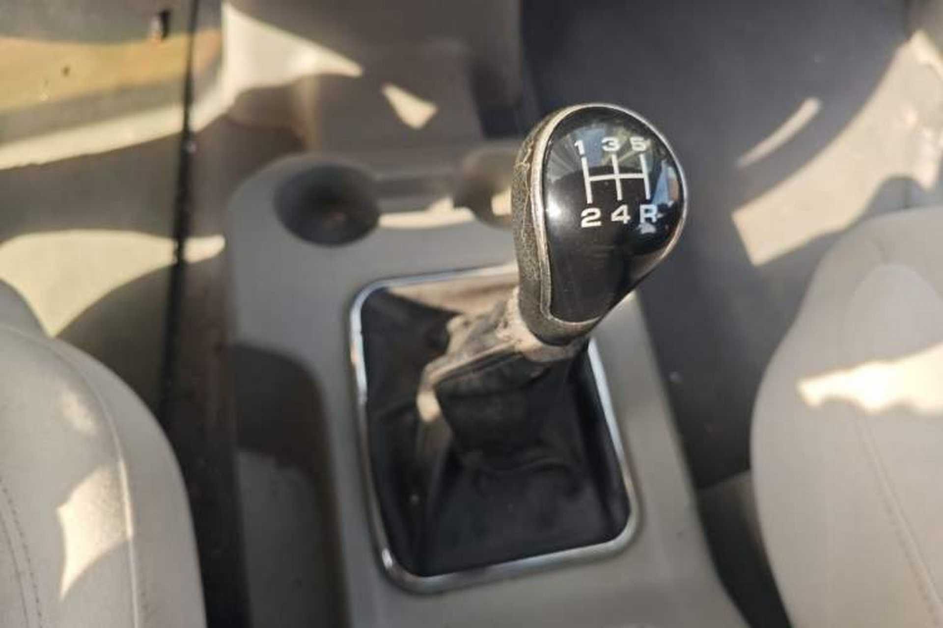 Used FORTHING Lingzhi 2017 M3L 1.6L 7-Seater Comfort Model Gear Lever