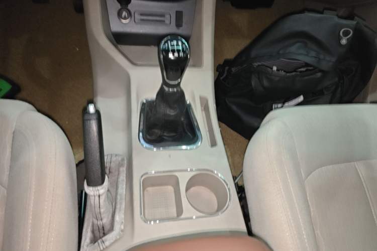 Used FORTHING Lingzhi 2017 M5L 1.6L 7-Seater Standard Model Gear Lever