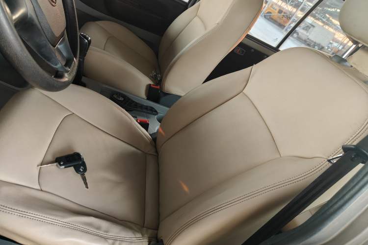 Used FORTHING Lingzhi 2017 Facelifted M3L 1.6L 7-Seater Standard Version Interior 4