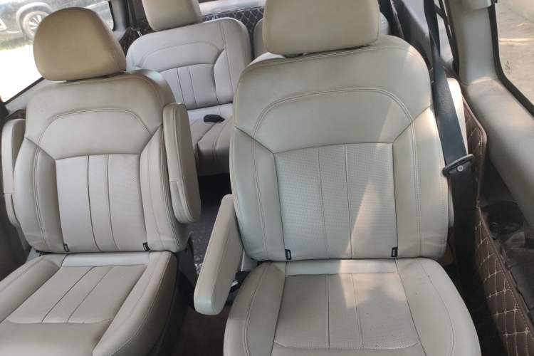Used FORTHING Lingzhi 2017 M3L 2.0L 7-Seater Comfort Model Interior 4