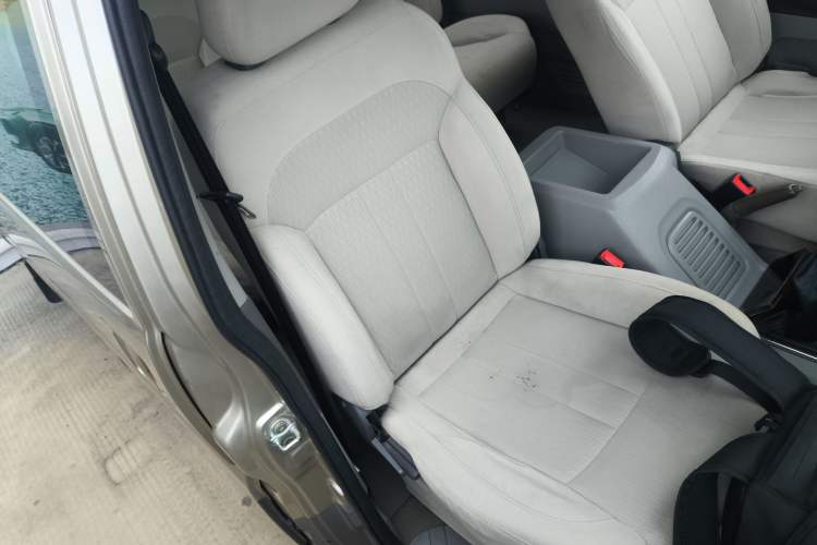 Used FORTHING Lingzhi 2017 M3L 1.6L 7-Seater Comfort Model Right Front Seat