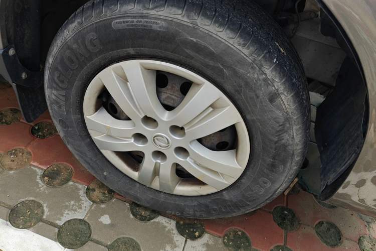 Used FORTHING Lingzhi 2017 Restyled M3L 1.6L 7-Seater Comfort Version Right Front Wheel Hub